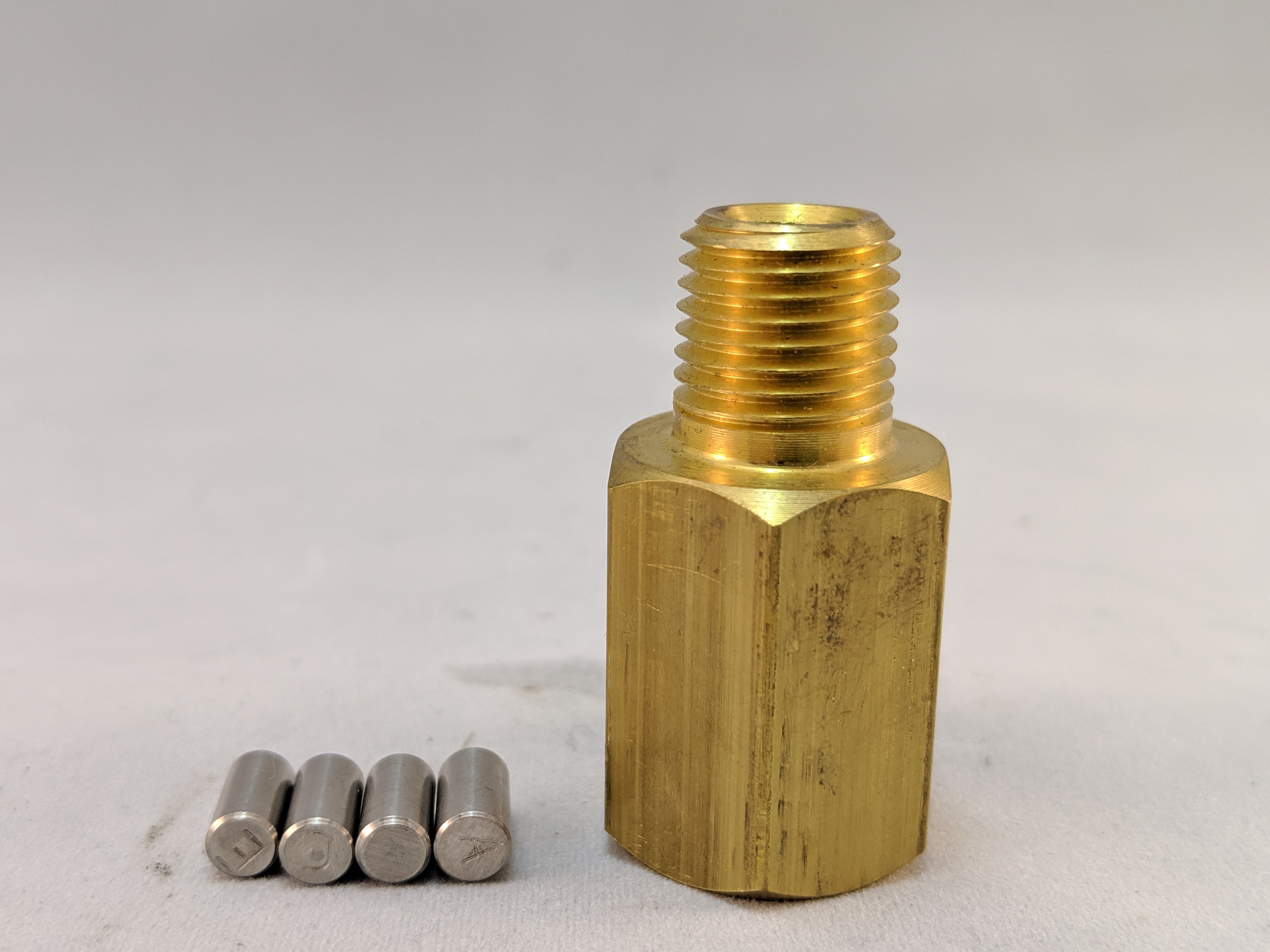 910.12 PISTON SNUBBER BRASS, 1/4"NPT-F X 1/4"NPT-M