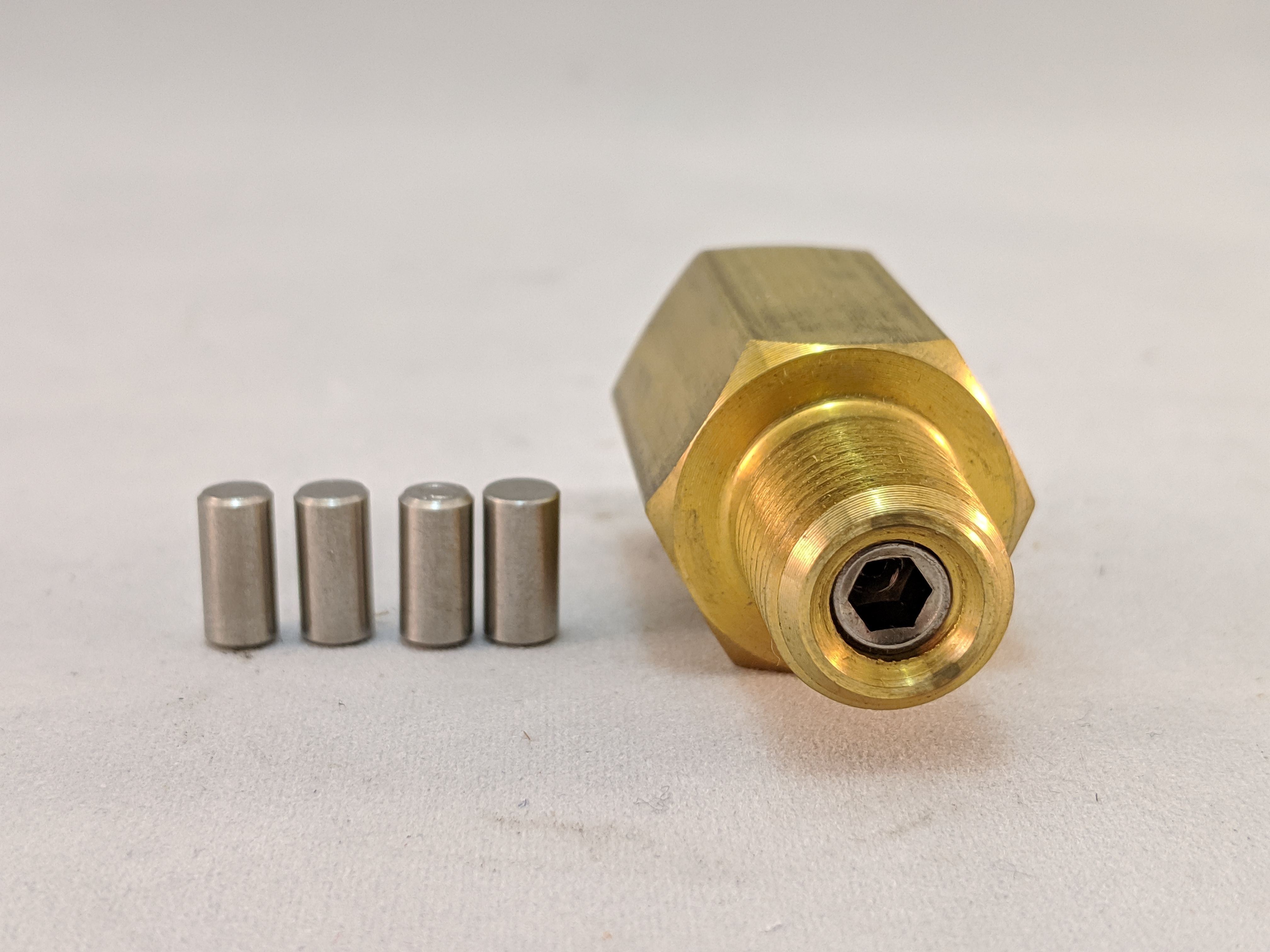 910.12 PISTON SNUBBER BRASS, 1/4"NPT-F X 1/4"NPT-M